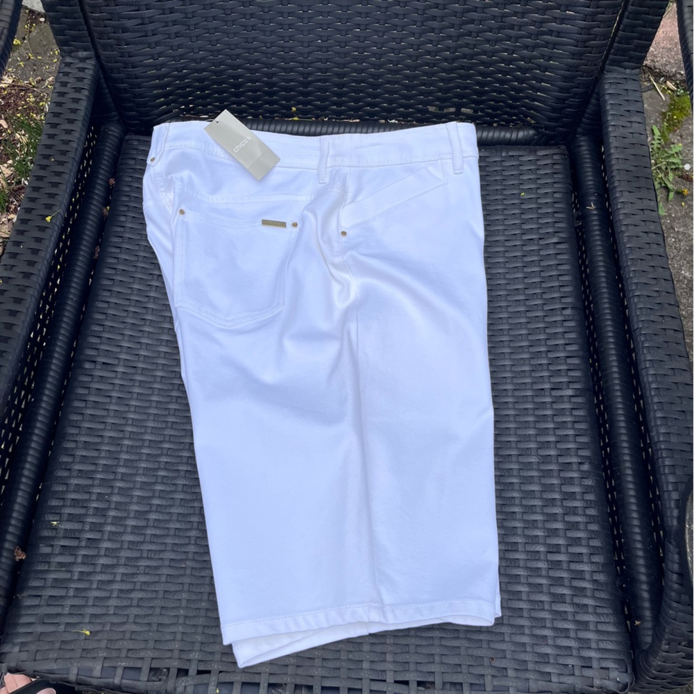 NWT Chico’s Getaway 5 Pocket 11 inch white Shorts 1.5